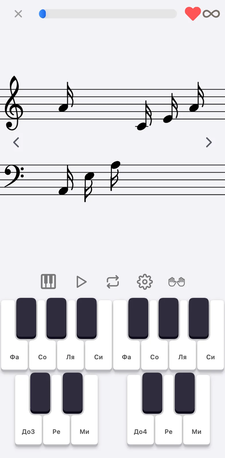 Pianotype, «К Элизе»: такт для двух рук в скрипичном и басовом ключе, кнопки управления и клавиатура на две октавы.